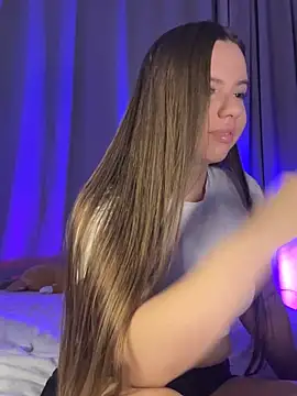 Chloe loo online show from September 22, 7:20 pm