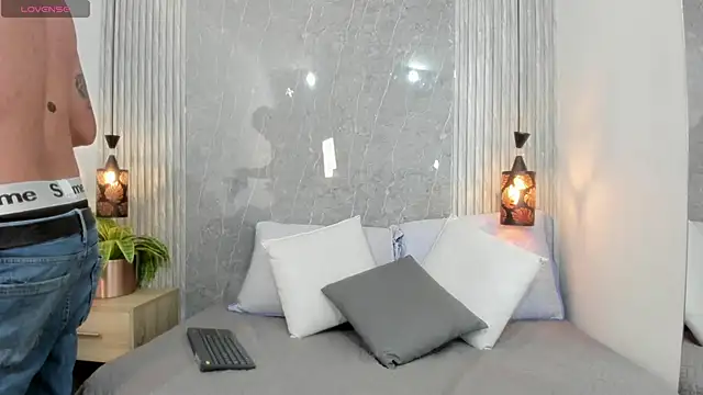 Dominic Taylor  online show from October 17, 3:10 am