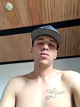 Santi2323xxX online show from July 17, 5:32 pm