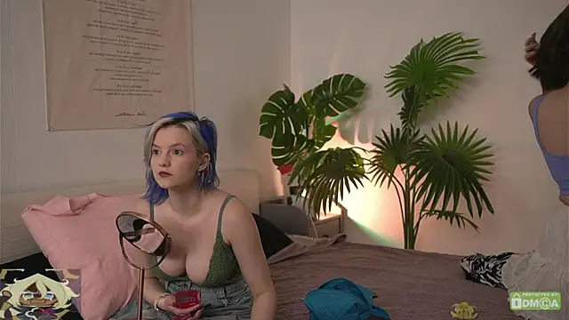 Snapshot of bluebeell chatting on June 27, 1:28 pm bluebeell online show from June 27, 1:28 pm
