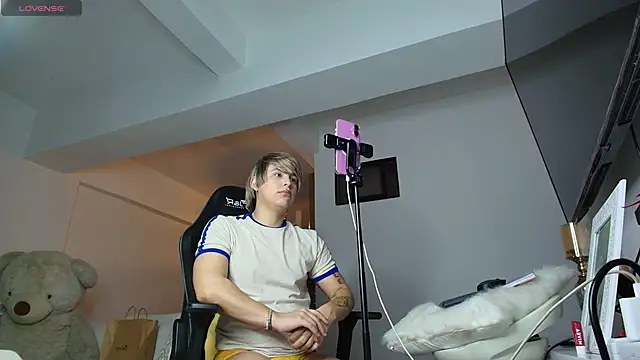 brunothompson3 online show from November 4, 8:51 am