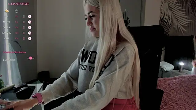 Kira Key online show from December 17, 1:54 am