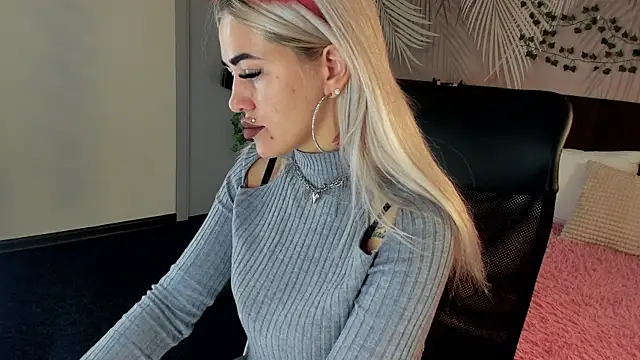 Snapshot of Kira_Key chatting on October 31, 2:08 am Kira Key online show from October 31, 2:08 am