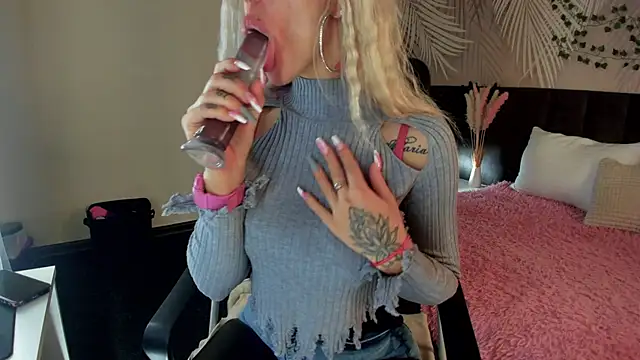 Snapshot of Kira_Key chatting on October 24, 1:59 am Kira Key online show from October 24, 1:59 am