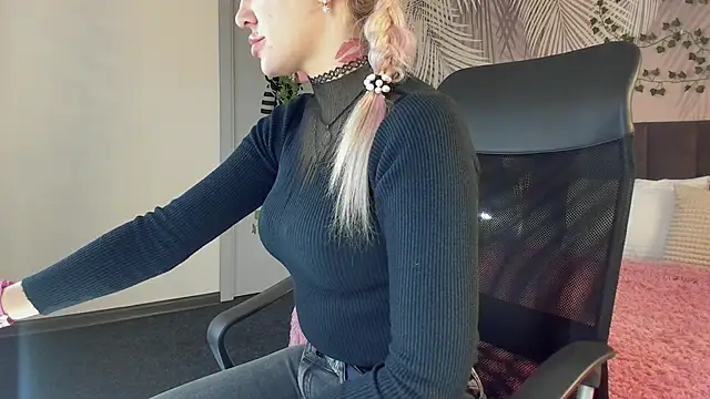 Snapshot of Kira_Key chatting on November 7, 1:43 am Kira Key online show from November 7, 1:43 am