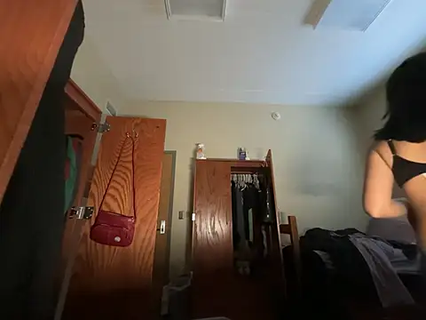 petitelatinateen online show from January 12, 6:04 pm