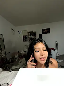 petitelatinateen online show from January 9, 4:41 am