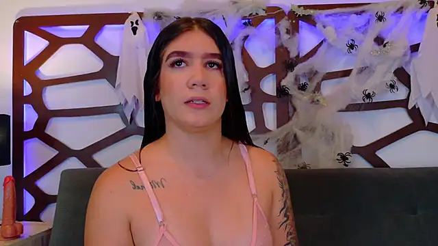 kloe bella online show from October 25, 1:45 pm