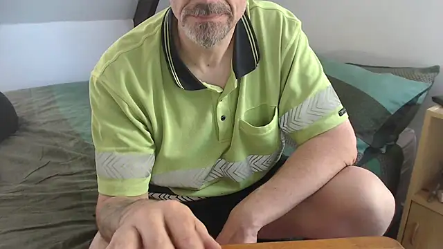Snapshot of idiotpig66 chatting on March 6, 4:19 am idiotpig66 online show from March 6, 4:19 am