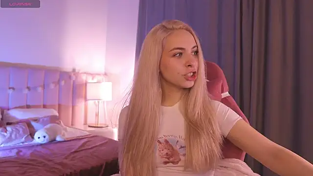 Snapshot of ShinyBarbie chatting on November 6, 6:28 am ShinyBarbie online show from November 6, 6:28 am