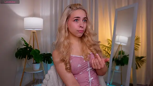 Snapshot of ShinyBarbie chatting on November 17, 6:50 am ShinyBarbie online show from November 17, 6:50 am