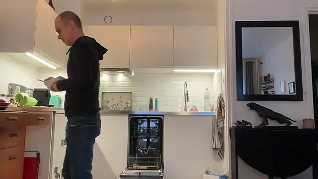 Snapshot of Milkywaymen chatting on November 29, 2:28 pm Milkywaymen online show from November 29, 2:28 pm