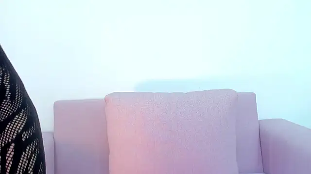 Snapshot of scarletross_ chatting on September 23, 2:13 pm scarletross  online show from September 23, 2:13 pm