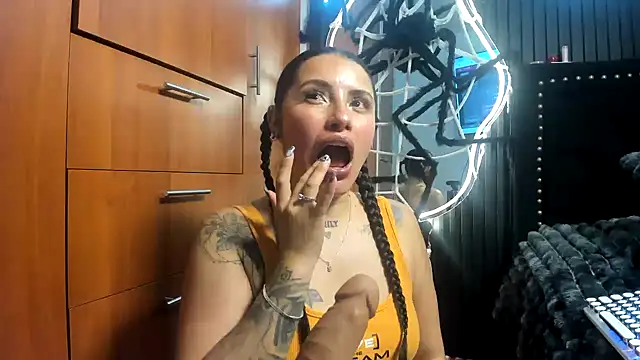 Snapshot of scarletr_red chatting on October 26, 1:17 am scarletr red online show from October 26, 1:17 am