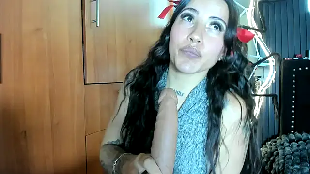 Snapshot of scarletr_red chatting on November 1, 11:20 pm scarletr red online show from November 1, 11:20 pm