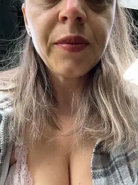 ladywithbigass online show from June 10, 4:35 am