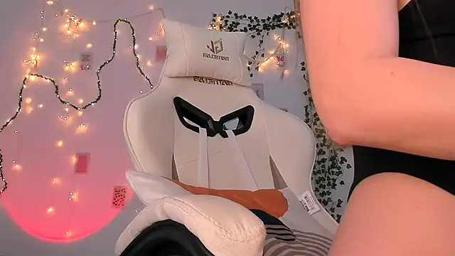 Snapshot of chic_sparkle chatting on November 28, 6:13 am chic sparkle online show from November 28, 6:13 am