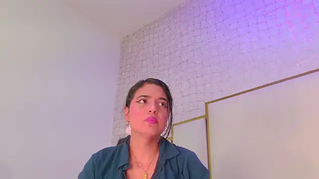 Snapshot of thalia888_ chatting on June 15, 7:02 pm thalia888 online show from June 15, 7:02 pm