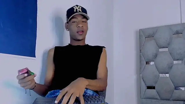 tiago xxx  online show from October 18, 9:28 pm