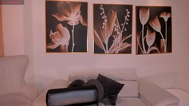 LeahNovac online show from November 17, 11:14 am