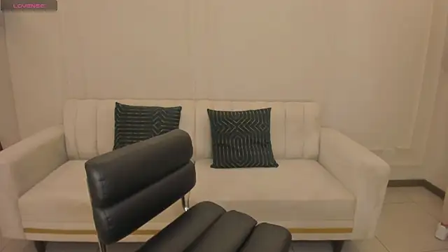 LeahNovac online show from November 25, 11:10 am