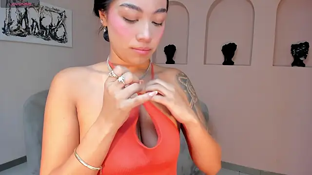 LeahNovac online show from October 31, 11:18 am