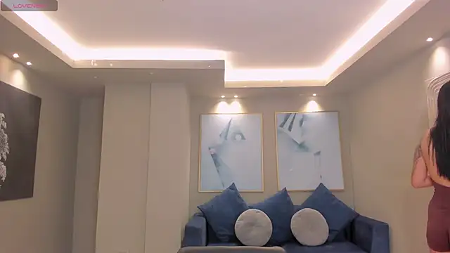 LeahNovac online show from November 7, 11:15 am