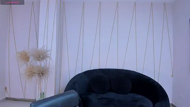 LeahNovac online show from November 18, 11:24 am