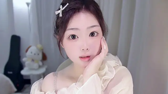 YUANYUAN-A online show from December 2, 11:45 am