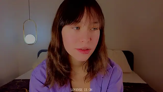 Snapshot of BritniBers chatting on December 4, 1:15 am BritniBers online show from December 4, 1:15 am