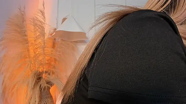 nikolevoshkie  online show from April 16, 9:39 pm