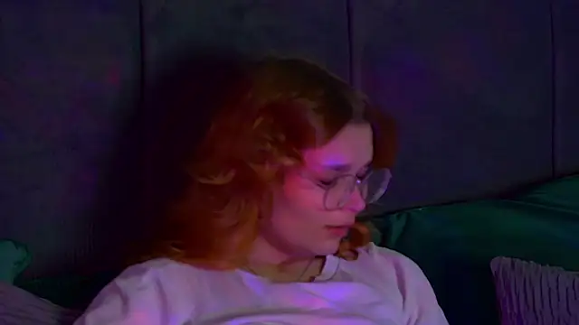 Snapshot of BellaMarebelle chatting on October 10, 4:24 am BellaMarebelle online show from October 10, 4:24 am