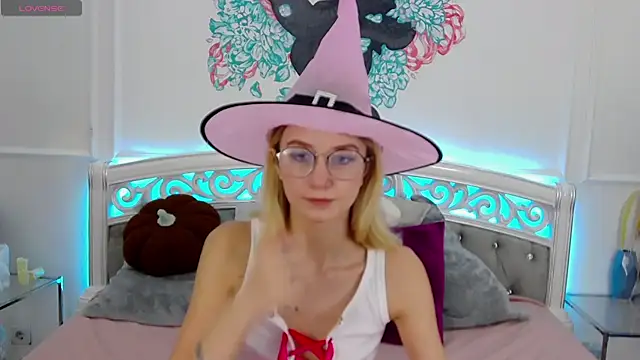 MaeLili online show from October 15, 6:00 am