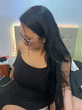 Snapshot of AuroraChest chatting on April 23, 12:29 pm AuroraChest online show from April 23, 12:29 pm