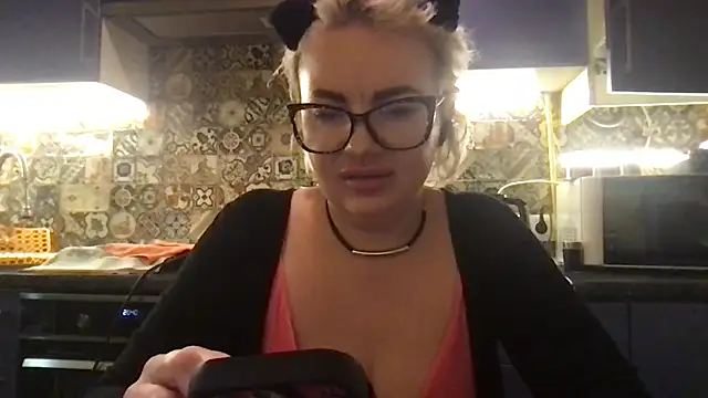 Snapshot of Oksi494 chatting on February 6, 7:54 pm Oksi494 online show from February 6, 7:54 pm