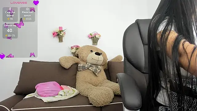 Snapshot of Zahra_milks chatting on October 21, 1:43 pm Zahra milks online show from October 21, 1:43 pm