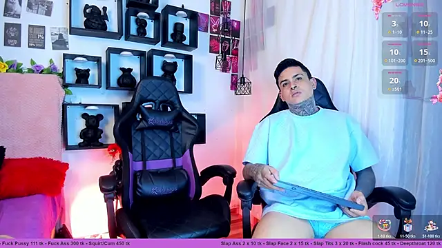 Snapshot of Sarahandzack chatting on November 12, 6:28 am Sarahandzack online show from November 12, 6:28 am