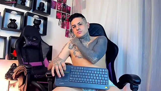 Snapshot of Sarahandzack chatting on November 15, 6:01 pm Sarahandzack online show from November 15, 6:01 pm