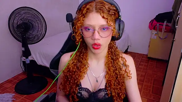 Snapshot of Birdie_0 chatting on October 13, 1:56 pm Birdie 0 online show from October 13, 1:56 pm