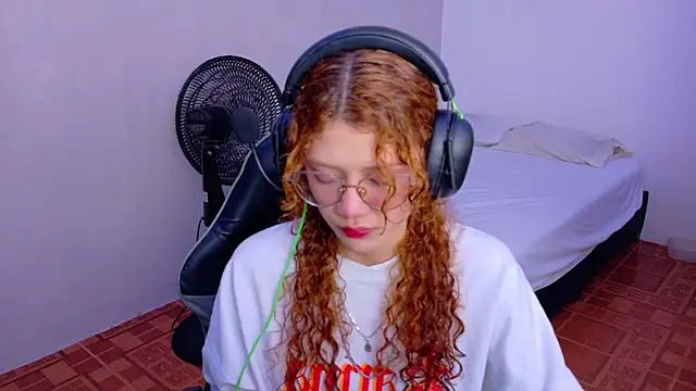 Snapshot of Birdie_0 chatting on September 10, 1:21 pm Birdie 0 online show from September 10, 1:21 pm