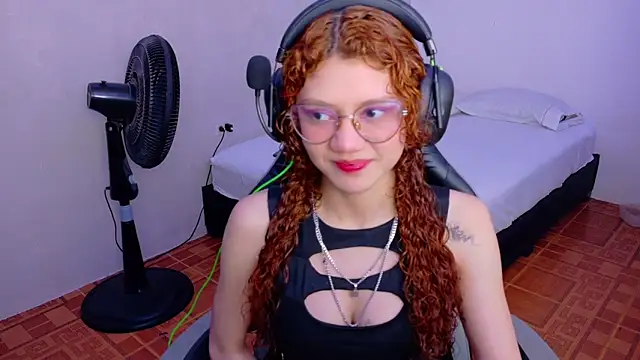 Snapshot of Birdie_0 chatting on September 9, 1:31 pm Birdie 0 online show from September 9, 1:31 pm