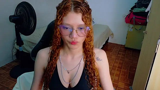 Snapshot of Birdie_0 chatting on October 27, 1:56 pm Birdie 0 online show from October 27, 1:56 pm