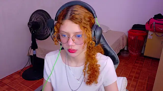 Snapshot of Birdie_0 chatting on September 22, 1:28 pm Birdie 0 online show from September 22, 1:28 pm