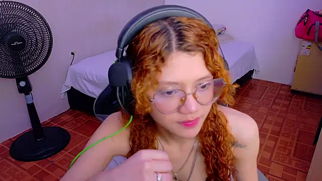 Snapshot of Birdie_0 chatting on September 27, 1:17 pm Birdie 0 online show from September 27, 1:17 pm