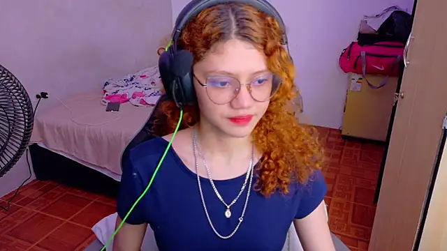 Snapshot of Birdie_0 chatting on October 2, 3:37 pm Birdie 0 online show from October 2, 3:37 pm