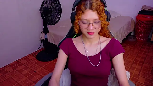 Snapshot of Birdie_0 chatting on September 23, 1:51 pm Birdie 0 online show from September 23, 1:51 pm