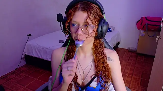 Snapshot of Birdie_0 chatting on October 28, 2:16 pm Birdie 0 online show from October 28, 2:16 pm