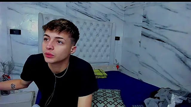 Ari and Storm online show from November 25, 1:33 pm