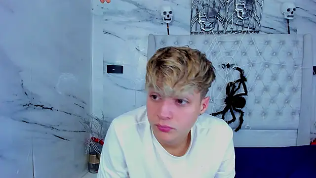 Ari and Storm online show from November 1, 6:24 pm