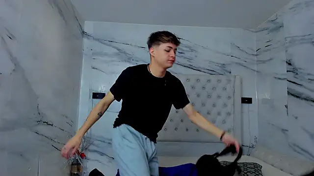 Snapshot of Ari_and_Storm chatting on December 20, 1:58 pm Ari and Storm online show from December 20, 1:58 pm